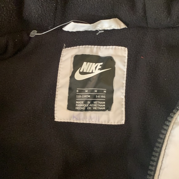 Boy’s Nike M 5-6 Puffer Vest Jacket. Good Condition! - Picture 3 of 6